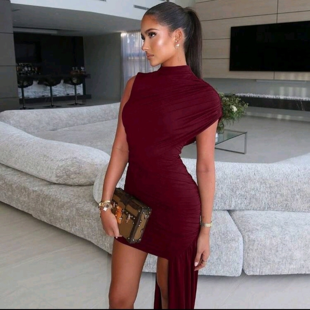 Elegant Burgundy Evening Dress
